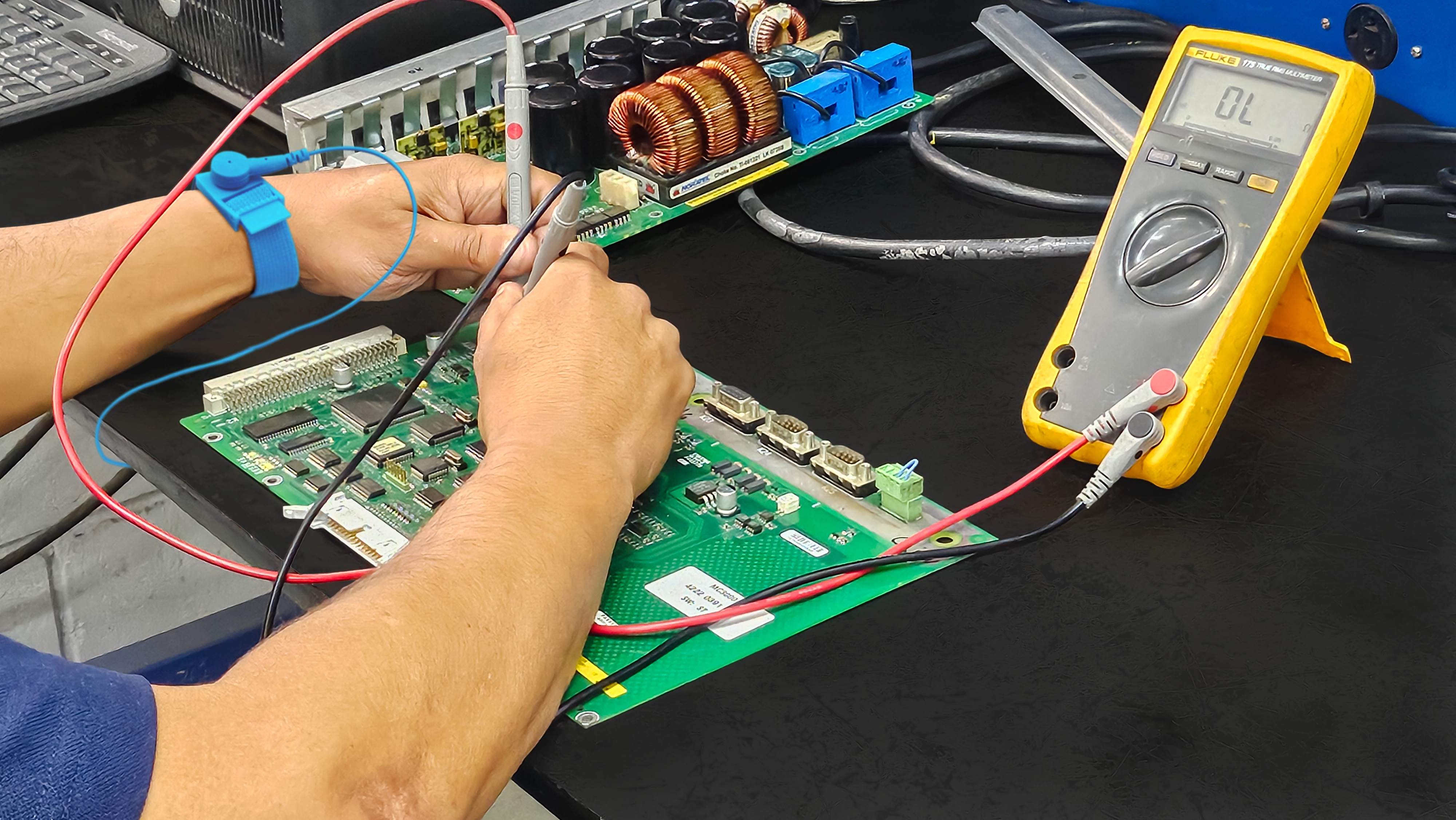 Técnico realizando manutenção em peça mecânica