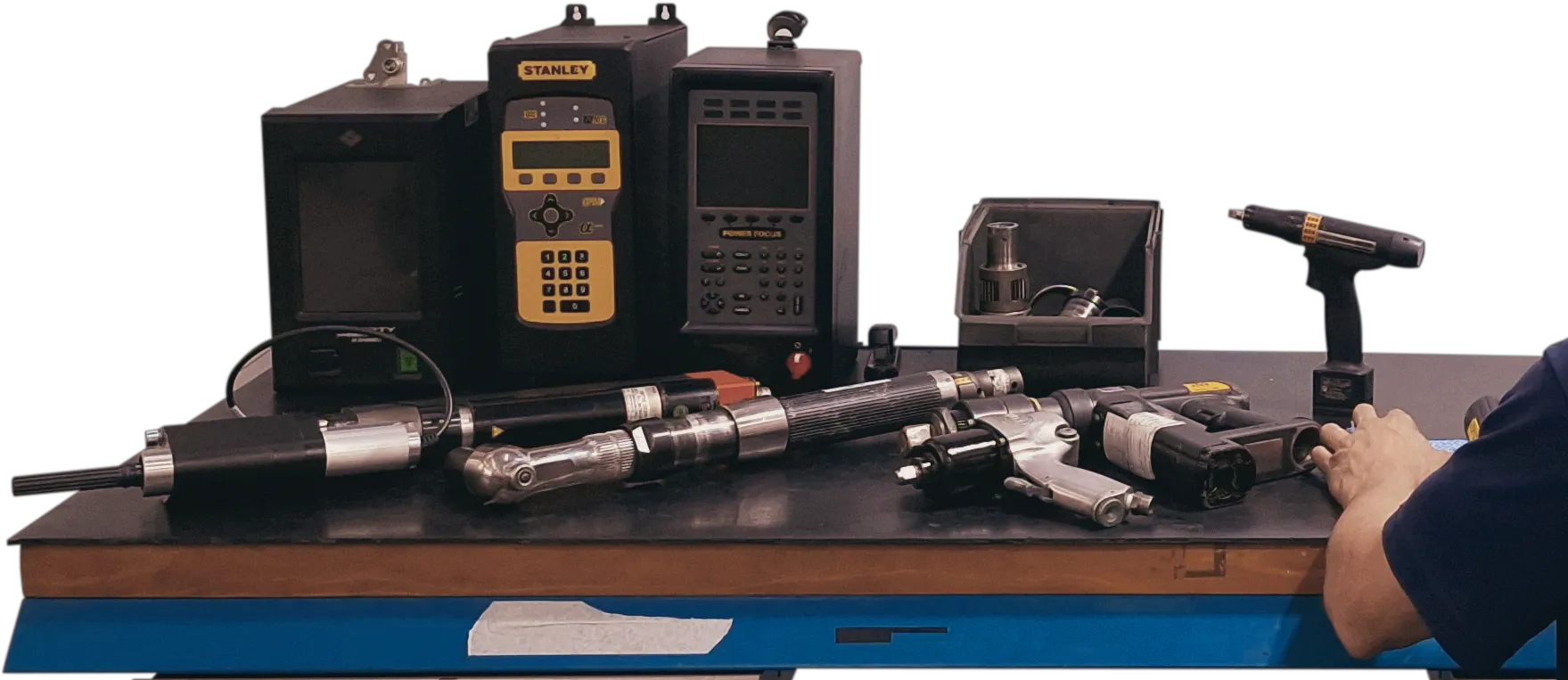 Bancada com ferramentas durante manutenção