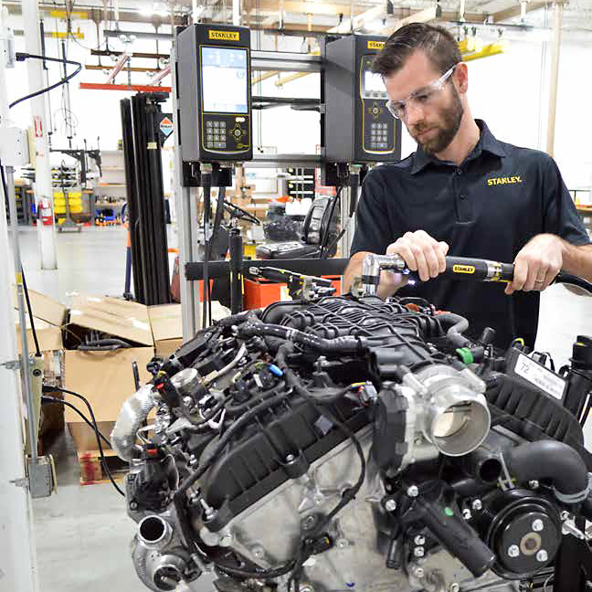 Controlador de aperto STANLEY QBE com detecção automática, ideal para processos industriais e montagem automotiva.