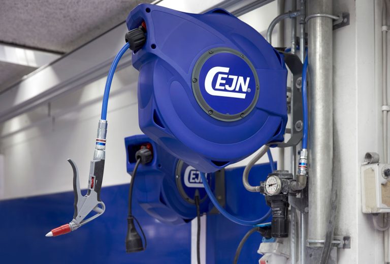 Enroladores industriais CEJN para ar comprimido com mangueira retrátil, segurança e fácil manutenção.