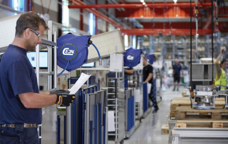 Enroladores industriais CEJN para ar comprimido com mangueira retrátil, segurança e fácil manutenção.