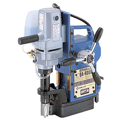 Furadeira com base magnética automática série QA Nitto Kohki para perfuração portátil com precisão