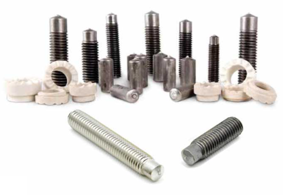 Conjunto de pinos de solda Nelson para descarga capacitiva (CD), em diferentes materiais como aço e cobre, prontos para aplicações industriais.