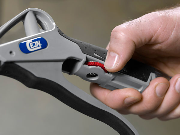 Pistola MultiFLOW CEJN Série 210 para limpeza industrial com ar ou fluido, alta vazão e controle de jato.