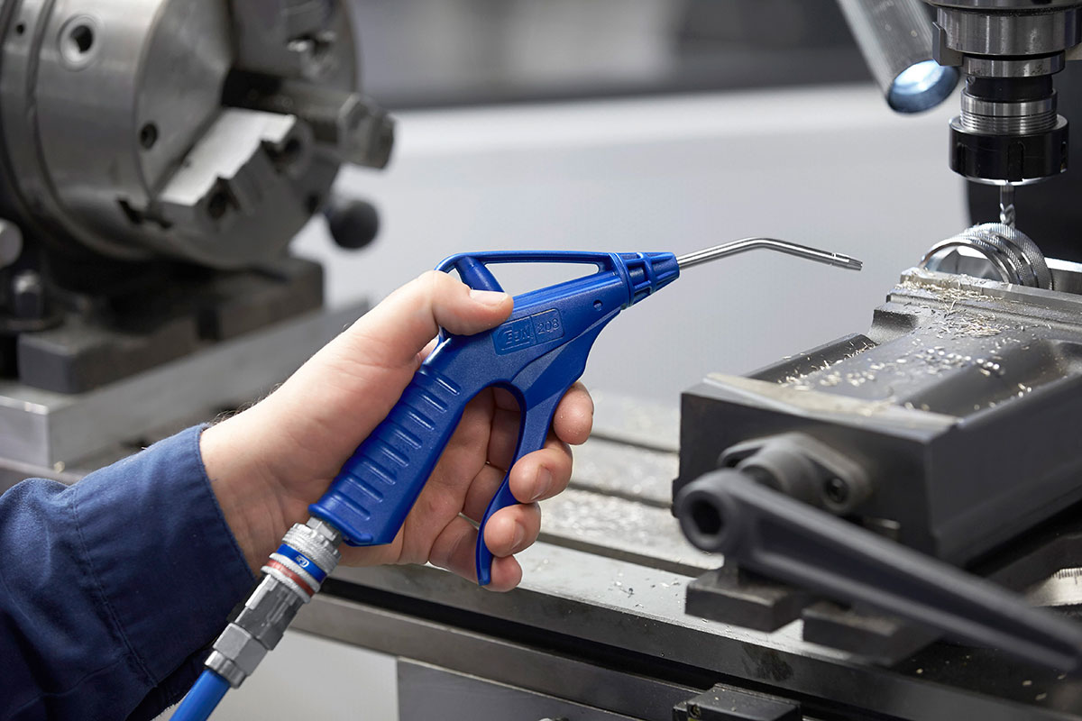 Pistola de ar comprimido CEJN Série 208 com corpo leve, bico angular e design ergonômico para uso industrial.