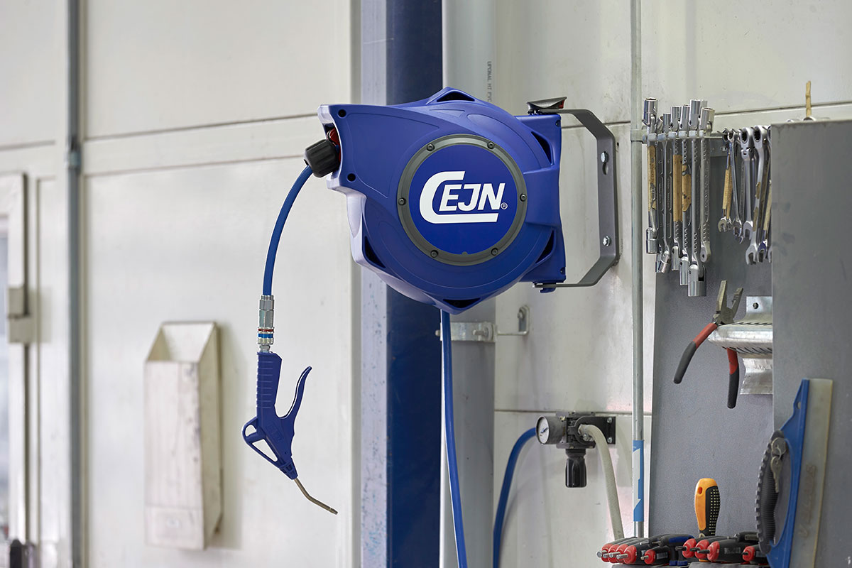 Pistola de ar comprimido CEJN Série 208 com corpo leve, bico angular e design ergonômico para uso industrial.